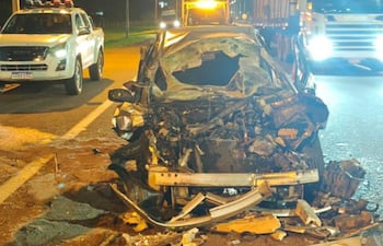 Así quedó el automóvil del subcomisario tras el violento accidente en Caacupé.