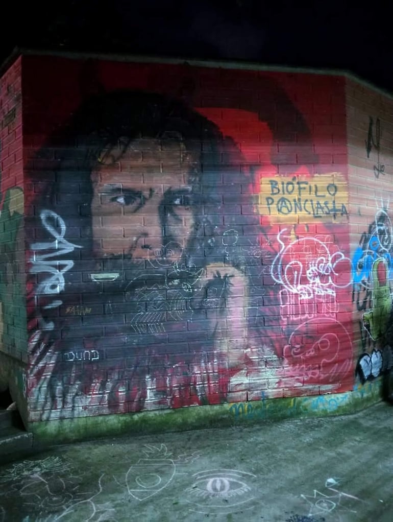 Retrato de Biófilo Panclasta en un mural callejero