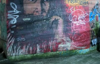 Biófilo Panclasta en un mural callejero