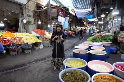 Gente va de compras a un bazar en el sur de Teherán, Irán, el 14 de septiembre de 2026. Irán se enfrenta a una crisis económica mientras continúa el conflicto entre Estados Unidos e Irán.