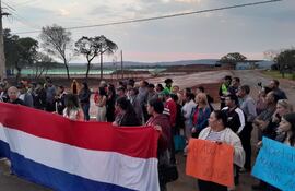 Pobladores de Atyrá se movilizan para evitar la reconexión de tuberías.