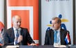Sergio Lew, director general de Industrias de BID Invest, y Alberto Acosta Garbarino, presidente de Banco Familiar durante la firma del importante acuerdo entre ambas entidades.