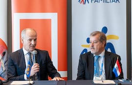 Sergio Lew, director general de Industrias de BID Invest, y Alberto Acosta Garbarino, presidente de Banco Familiar durante la firma del importante acuerdo entre ambas entidades.
