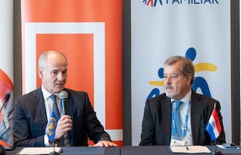 Sergio Lew, director general de Industrias de BID Invest, y Alberto Acosta Garbarino, presidente de Banco Familiar durante la firma del importante acuerdo entre ambas entidades.