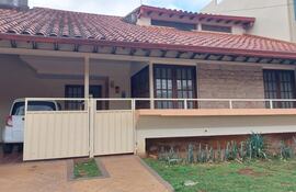 Una comitiva fiscal y policial lleva a cabo un allanamiento a la vivienda de Luis Belloto