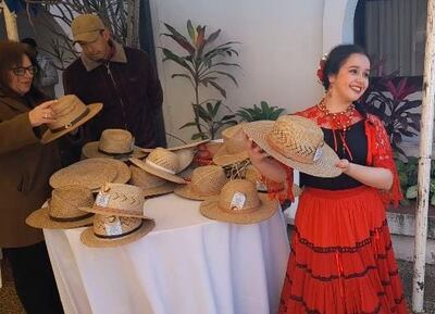 La joven  Patricia Marianela Benítez, exhibe uno de los sombreros de Yata´i fabricados por los artesanos de Tte. Sanchez Villalbín.
