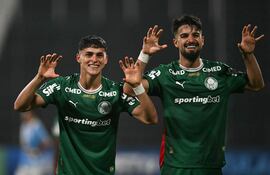 El paraguayo Ramón Sosa y el argentino José Manuel López en el festejo Verdão.