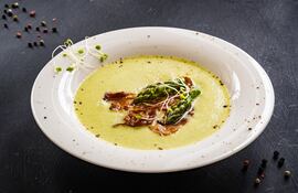 Sopa crema de espárragos.