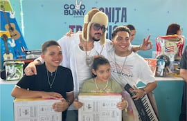 El cantante y compositor, Bad Bunny, posando durante el evento este viernes, en Vega Baja (Puerto Rico).