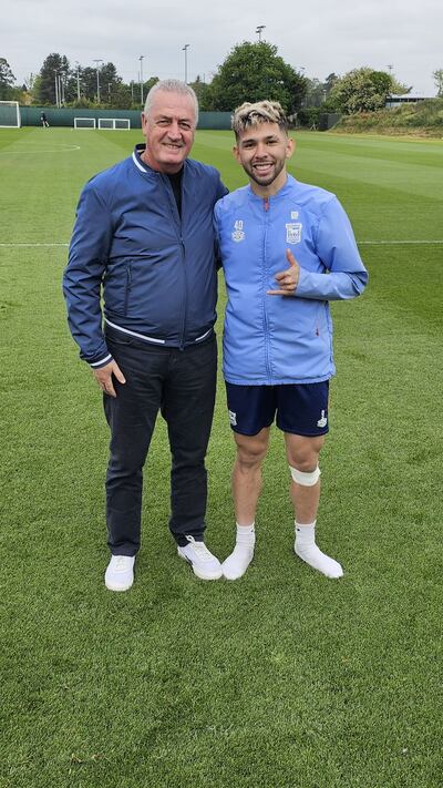 El seleccionador albirrojo, Gustavo Alfaro junto al delantero Julio Enciso, en las instalaciones del Ipswich Town Football Club.