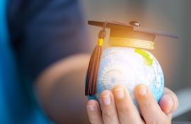 La Fundación Carolina abrió este jueves la convocatoria para el curso 2024-2025 de 669 becas de posgrado y doctorado para ciudadanos iberoamericanos con las que pretende “generar valor social en el entorno de las personas beneficiarias para contribuir a una respuesta justa ante los retos actuales de la triple transición”.