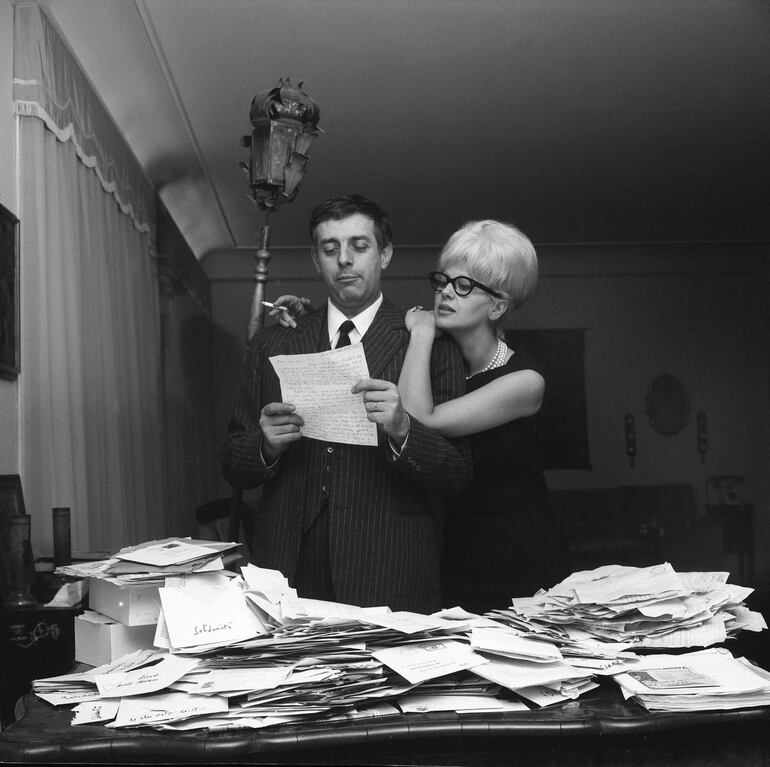 Vivir a la izquierda. Darío Fo y Franca Rame en su casa de Milán en diciembre de 1962 (Olycom)