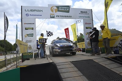 El Skoda Fabia RS Rally2 de Fau Zaldívar y Marcelo der Ohannesian sube a la rampa de Mariscal Estigarribia luego de finalizar la Etapa 1 del Rally del Chaco 2026.
