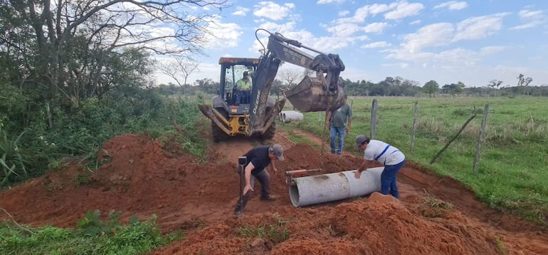 Instalación de tuberías en caminos vecinales de Santa Rosa, Misiones.
