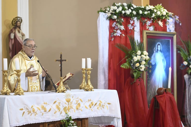 El padre Ángel Arévalo, durante la misa de la Divina Misericordia en Virgen del Rosario.