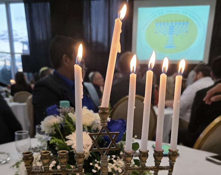El Januca enseña que una pequeña luz puede encender muchas más. "Que esta quinta vela represente nuestra decisión de no guardar silencio frente al odio y de elegir siempre la luz, la unión y la esperanza”, dijo el embajador Amit Mekel.