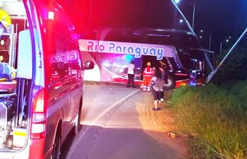 Siete heridos leves fue el saldo del choque de una unidad de transporte contra columnas de la ANDE.