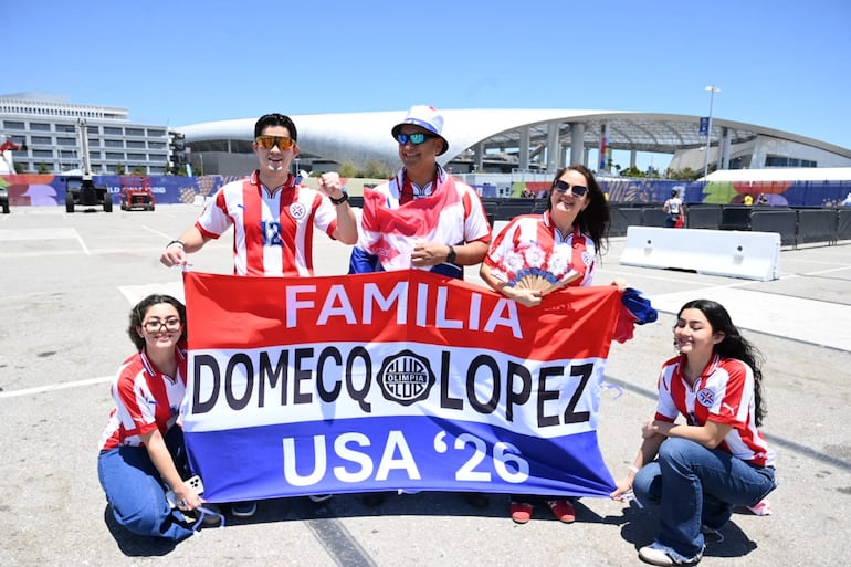 Aficionados de Paraguay que van llegando al SoFi Stadium
