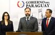 La vocera del Gobierno de Paraguay, Paula Carro, el ministro saliente de Justicia Ángel Barchini (d) y el nuevo ministro de Justicia Rodrigo Nicora (c), durante una rueda de prensa del jueves en Asunción (Paraguay). EFE/Presidencia de Paraguay /SOLO USO EDITORIAL/SOLO DISPONIBLE PARA ILUSTRAR LA NOTICIA QUE ACOMPAÑA (CRÉDITO OBLIGATORIO)
