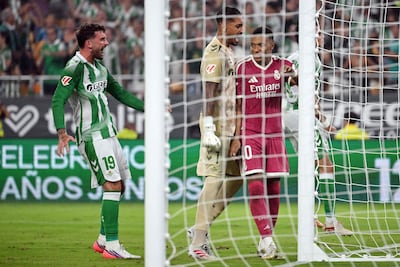 El delantero irlandés del Real Betis Troy Parrott y el portero español del Real Betis Álvaro Valles (C) reaccionan después de que el delantero francés del Real Madrid Kylian Mbappé fallara un tiro penal durante el partido de la liga española entre el Real Betis y el Real Madrid CF en el estadio Benito Villamarín de Sevilla.