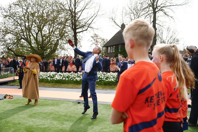 El rey holandés Guillermo Alejandro y la reina Máxima jugando al balonmano frisón (kaatsen) durante las celebraciones del Día del Rey en Dokkum, Países Bajos. (EFE/EPA/SEM VAN DER WAL/POOL)
