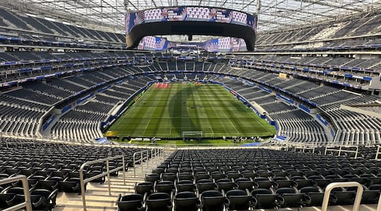 El imponente SoFi Stadium ubicado en Inglewood, California listo para albergar el encuentro entre Estados Unidos y Paraguay, que vuelve al Mundial tras 16 años de ausencia.