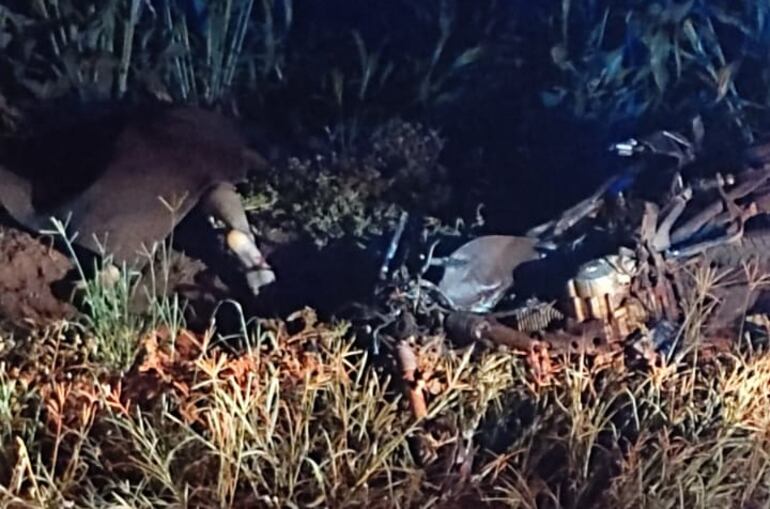 La motocicleta de la víctima fatal quedó inservible tras el violento choque.