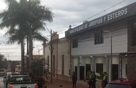 Ciudadanos de Arroyos y Esteros lanzaron bolsas de basura frente a la Municipalidad en señal de repudio al intendente.