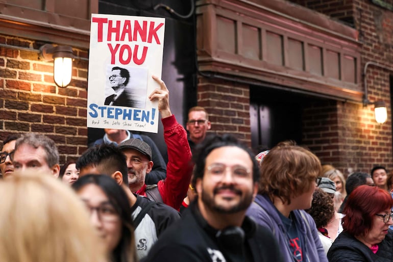 Con carteles de agradecimiento, el público acompañó la despedida de Stephen Colbert en las afueras del teatro Ed Sullivan de Nueva York. (Photo by CHARLY TRIBALLEAU / AFP)