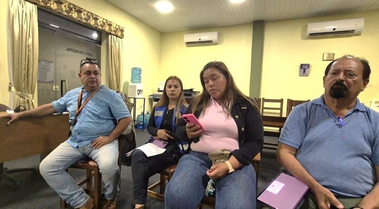 En marzo pasado, representantes del Consorcio Carapeguá acudieron a la Junta Municipal: el ingeniero Hugo Cardozo, la asistente Gisella Schuman, la asistente Ángela Mancuello y el ingeniero Helard Tejada.