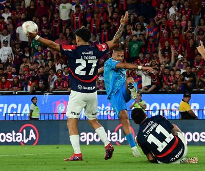 Richard Ortiz Bustos (35 años) rechaza el balón ante el reclamo de infracción de Jonatan Torres (28).