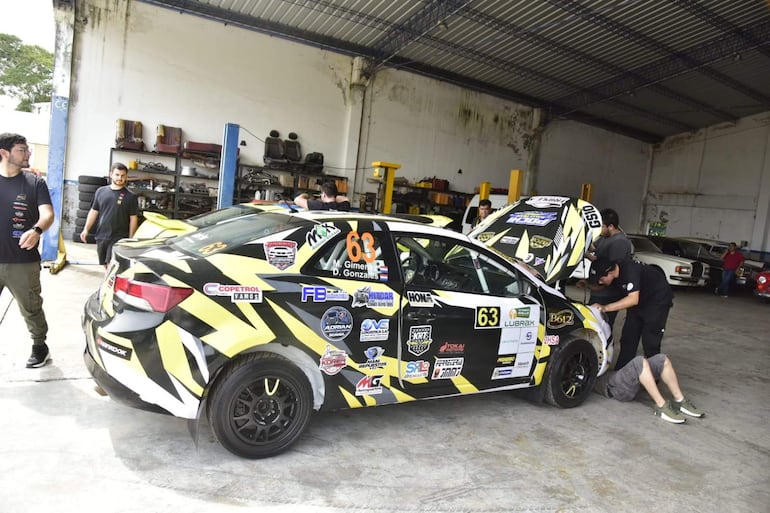 Los autos y las tripulaciones realizan las verificaciones técnica, administrativa y seguridad del Rally del Chaco 2026 en Hangares P.A.S., en Luque, Paraguay.