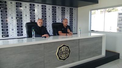 Miguel Cardona, presidente de Olimpia, y Francisco Arce, nuevo entrenador, en conferencia de prensa.