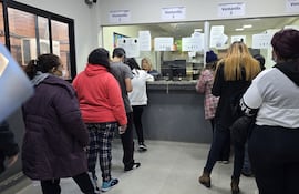 Farmacia del Hospital General de San Lorenzo, con muchas personas esperando (Foto de archivo, de 2025)