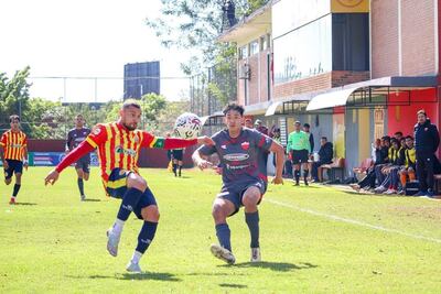 El capitán aurirrojo Miguel Busto se dispone a despejar el balón ante la presencia de Juan Vargas. (Foto: APF)