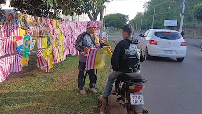 Don Guido trabaja como vendedor ambulante en Pedro Juan Caballero.