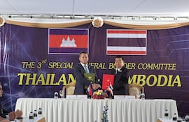 Los jefes de Defensa de Tailandia y Camboya firmaron este sábado un acuerdo de cese al fuego con efecto inmediato en la frontera común, donde los enfrentamientos militares que arrancaron el 7 de diciembre han dejado un centenar de muertos y cerca de 700.000 desplazados.