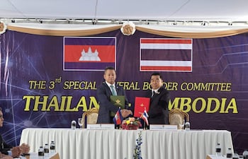 Los jefes de Defensa de Tailandia y Camboya firmaron este sábado un acuerdo de cese al fuego con efecto inmediato en la frontera común, donde los enfrentamientos militares que arrancaron el 7 de diciembre han dejado un centenar de muertos y cerca de 700.000 desplazados.