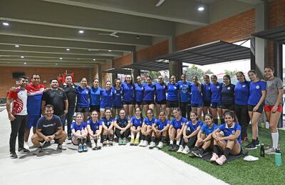 Cuerpo técnico, jugadoras y dirigentes del Operativo Preolímpico. Las Guerreras buscarán el pasaporte a las Olimpiadas, en abril.