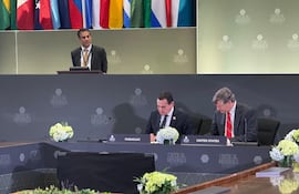 El canciller paraguayo, Rubén Ramírez, y el subsecretario de Estado de Estados Unidos, Christopher Landau (d), firman el memorando de entendimiento sobre minerales críticos.