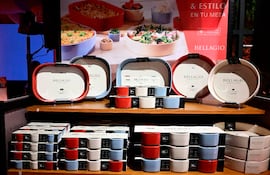 Superseis presenta una colección de fuentes de cerámica.