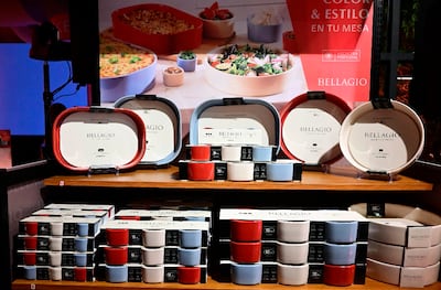 Superseis presenta una colección de fuentes de cerámica.
