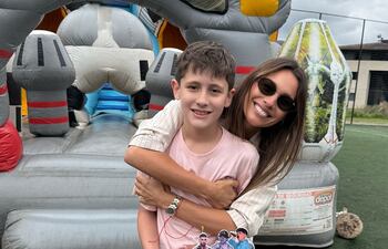 Carolina Pampita Ardohain con el cumpleañero Benicio.