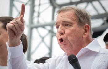 Edmundo González Urrutia. A un mes de la toma de posesión del presidente de Venezuela para el periodo 2025-2031, la incertidumbre aumenta en el país, ante la postura de los dos líderes principales, el oficialista y actual mandatario, Nicolás Maduro -a quien el Consejo Nacional Electoral (CNE) otorgó el triunfo de los comicios del pasado julio-, y el opositor Edmundo González Urrutia, que reivindica la victoria.