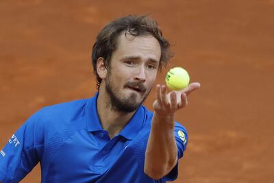 El tenista ruso Daniil Medvédev en acción ante el estadounidense Brandon Nakashima durante el partido de octavos de final Individual Masculina del Mutua Madrid Open este martes en la Caja Mágica en Madrid. EFE/ Juanjo Martín