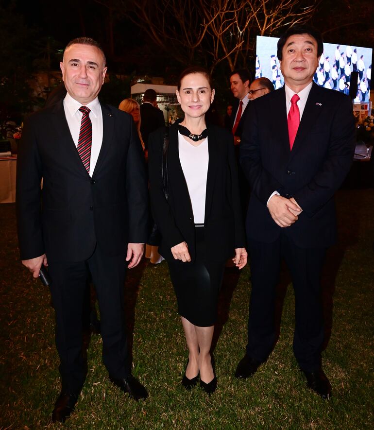 Yavuz Kül, embajador de Turquía; Sara Guevara Itagaki y Katsumi Itagaki, embajador de Japón. 