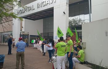Enfermeros y enfermeras se manifestaron frente al Hospital Ingavi.