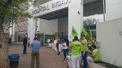 Enfermeros y enfermeras se manifestaron frente al Hospital Ingavi.
