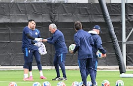Roberto Jr. Fernandez y Gustavo Alfaro en el entrenamiento de Paraguay en San José, California, Estados Unidos.