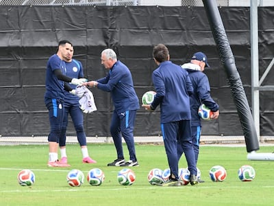 Roberto Jr. Fernandez y Gustavo Alfaro en el entrenamiento de Paraguay en San José, California, Estados Unidos.